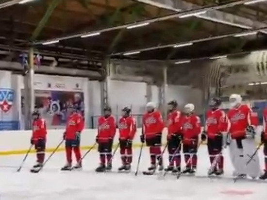 Товарищеский матч в честь юбилея спортшколы провели хоккеисты из Уренгоя