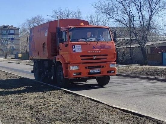 Новые вакуумные пылесосы вышли на уборку улиц Белогорска