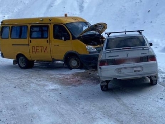 На Алтае автобус с детьми попал в ДТП