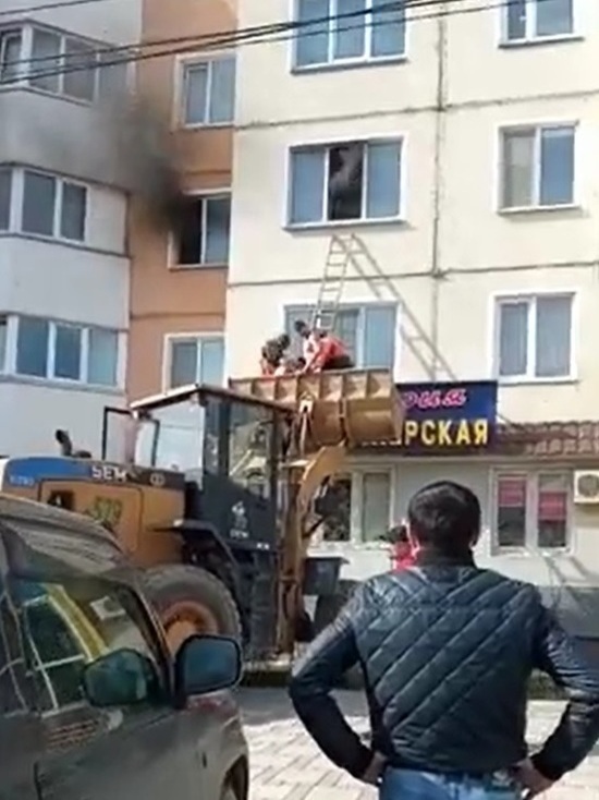 В Южно-Сахалинске из пожара людей спас дорожный погрузчик
