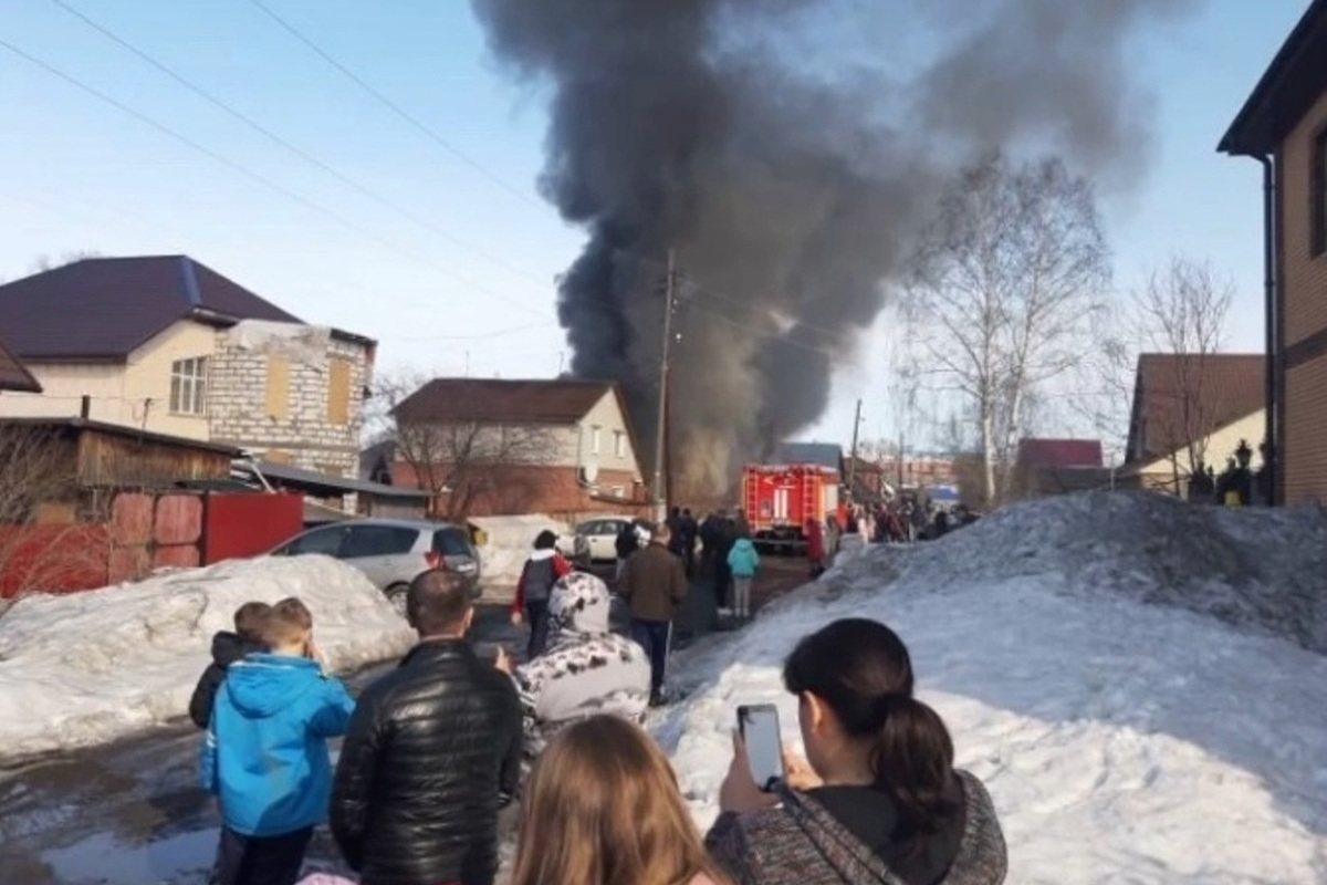 Пожар в первомайском районе. Пожар на Первомайке Новосибирск. Пожар Первомайка Новосибирск вчера. Пожар на Первомайской. Сгорел дом на Первомайке.