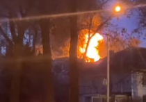 В Донецке сгорело бывшее здание мясокомбината, в котором, по словам местных жителей, с приходом ДНР оборудовали военную часть