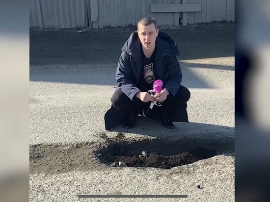Сахалинец высаживает редис в ямах на дорогах