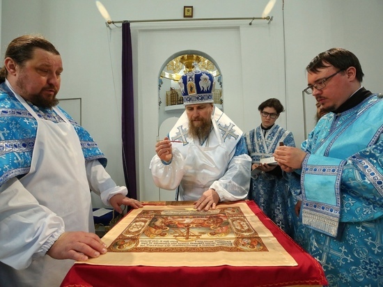 Архиепископ освятил новый храм в Аксарке