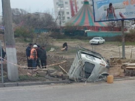 В Севастополе пьяный водитель влетел на стройплощадку и оказался в яме
