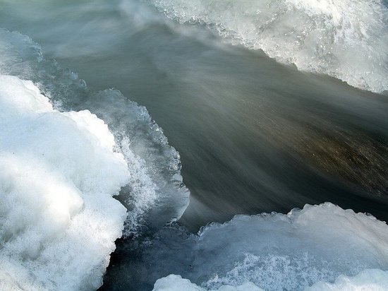 В Таштагольском районе реку Мундыбаш частично вскрыли ото льда