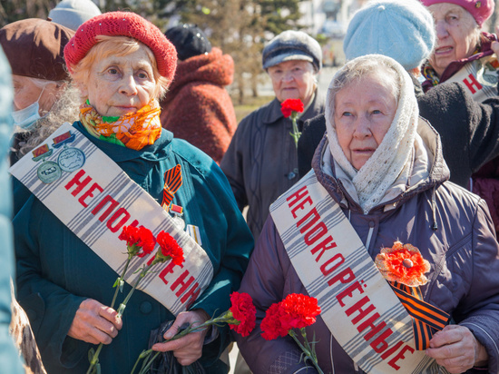 В Барнауле возложили цветы к Мемориалу Славы в память об узниках концлагерей