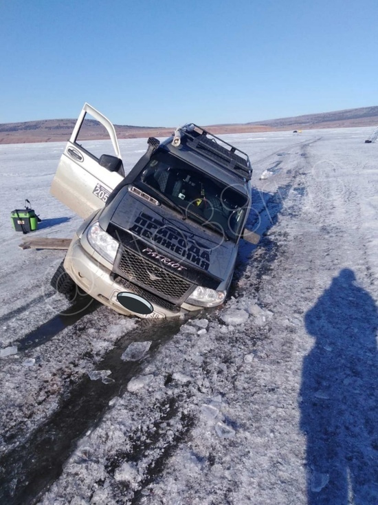 На Иркутском и Братском водохранилищах за выходные под лёд провалилось 4 машины