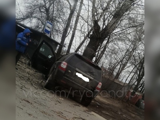 В Канищеве «Ленд Ровер» врезался в дерево