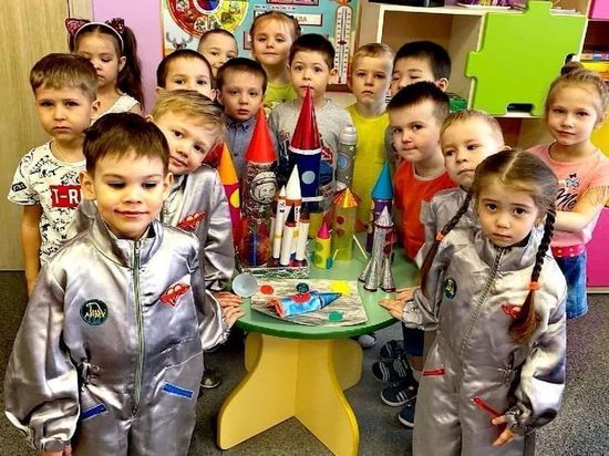 «Поехали!»: дети нарядились космонавтами в честь праздника в Лабытнанги