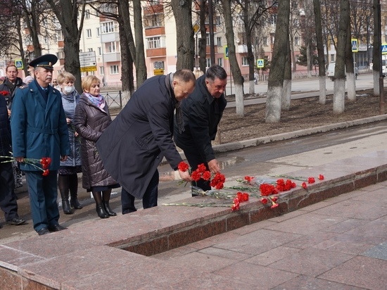 В Йошкар-Оле состоялось возложение цветов к памятнику Гагарина