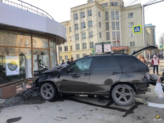  В центре Новосибирска кроссовер сбил двух пешеходов и врезался в здание