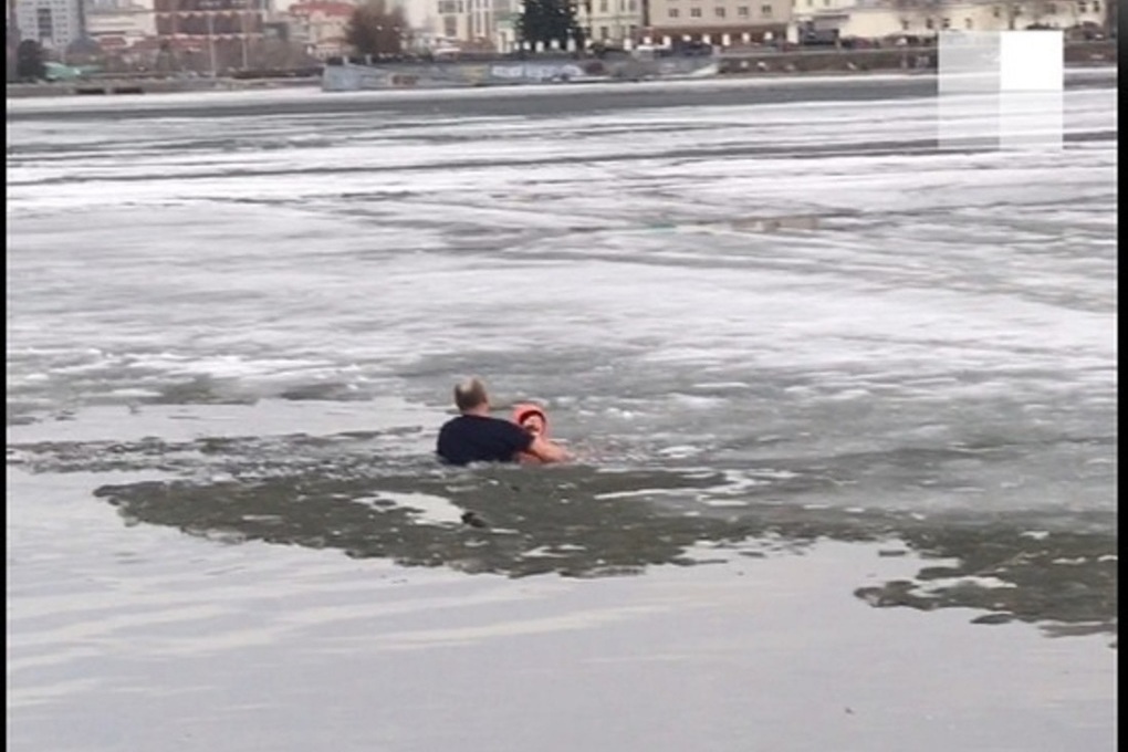Ребенок прыгнул в прорубь и утонула. Провалилась под лед девочка в Екатеринбурге. Девочки провалились на льду. Ребенок провалился под лед. Екатеринбург спасли лёд.