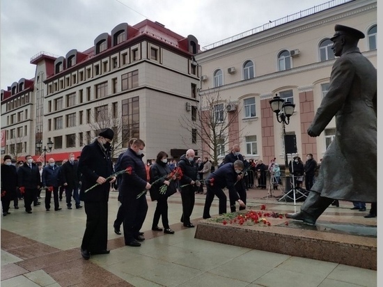 В Брянске возложили цветы к памятнику Юрию Гагарину