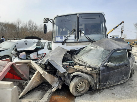 12 автомобилей пострадали в ДТП на мосту через Трубеж в Рязани