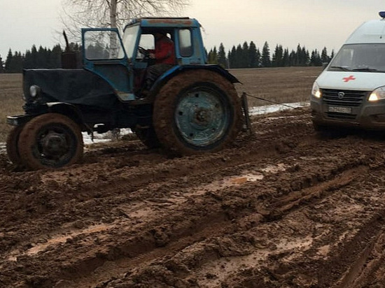 На размытой дороге в Завьяловском районе организовали дежурство трактора