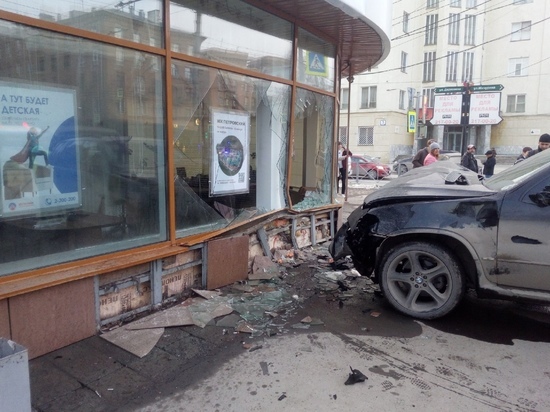 Появились новые фото влетевшего в витрину в центре Новосибирска BMW X5