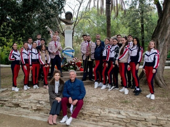 Нижегородский оркестр возложил цветы к мемориалу Гагарина на Кипре