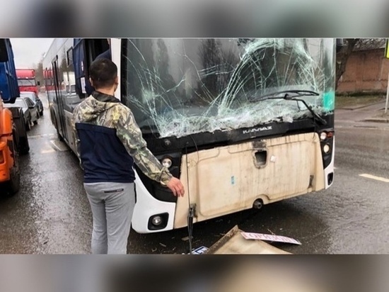 В Ростове в районе стадиона СКА автобус столкнулся с погрузчиком