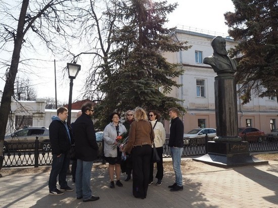 Костромские актеры и МХАТовцы возложили цветы к памятнику А.Н.Островскому