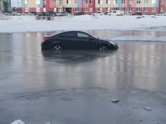 Иномарка тонет в «море» из талой воды в Ноябрьске