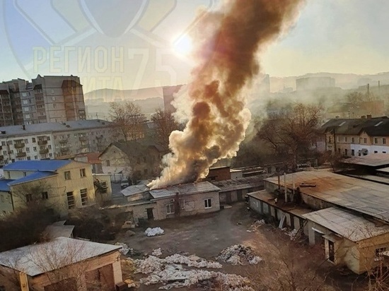 Крыша гаража сгорела на Мостовой в Чите