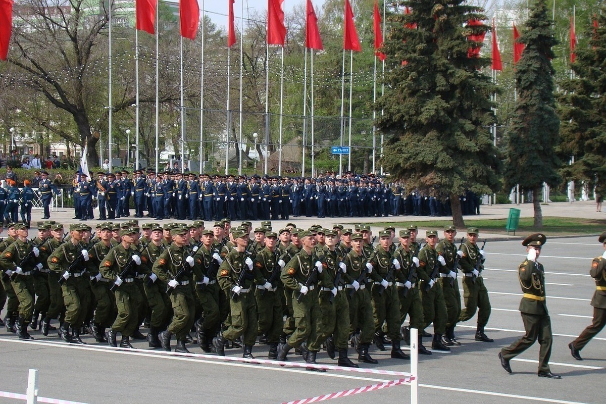 Парад победы в омске фото