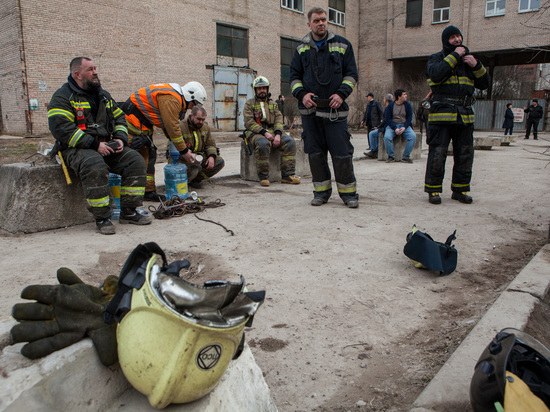 Пожарные разбирают конструкции сгоревшей «Невской мануфактуры»