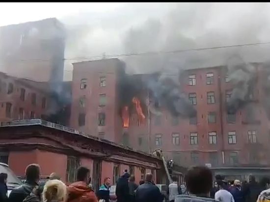 Пострадавшие при пожаре в Петербурге пожарные находятся в тяжелом состоянии