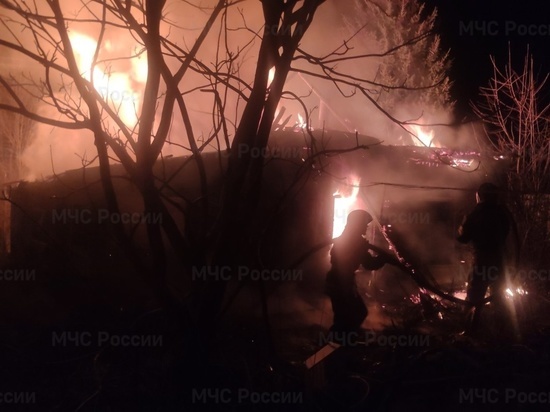 В ночном пожаре под Калугой погиб неизвестный мужчина
