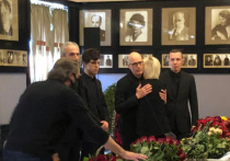 В МХМ имени Чехова началось прощание с народным артистом Российской Федерации, режиссером Эмилем Верником, скончавшимся 10 апреля в возрасте 96 лет от остановки сердца