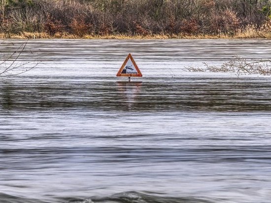В Новокузнецке сильно вырос уровень воды реки Томь