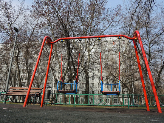 Ребенка затянуло в песок на детской площадке в Казани