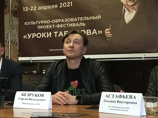 Сергей Безруков признался, что трогал волосы Сергея Есенина