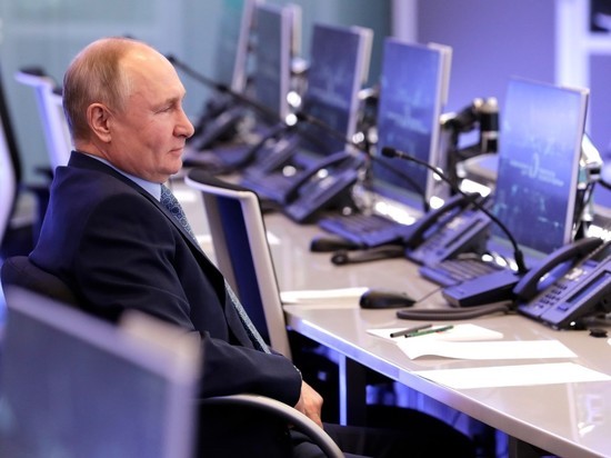 Мишустин провел для Путина экскурсию по координационному центру правительства