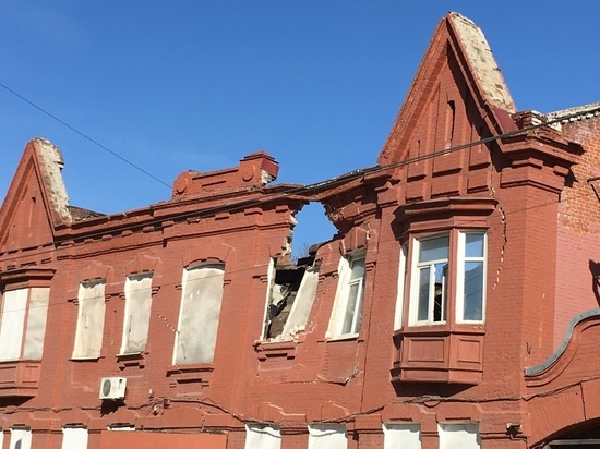 В Саратове рухнула стена: идут поиски владельца здания