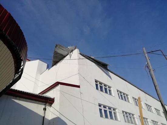 Ураган сорвал крышу со спортзала пожарной части в Лабытнанги