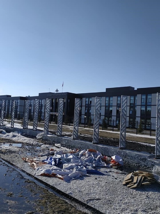 Кемеровчан удивило отсутствие стеклянных стел рядом с Президентским кадетским училищем