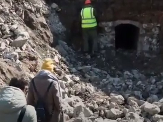 Строители фонтана во Владивостоке нашли неизвестный тоннель и фарфор династии Цин