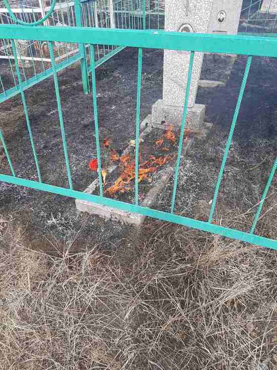 На кладбище в Бурятии пожар повредил больше 100 памятников