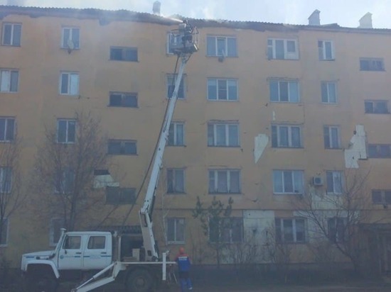 В Озинках горит многоэтажка, огонь быстро распространяется по крыше
