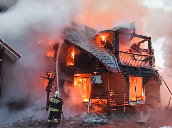 Крупный пожар на алтайской турбазе «Манжерок» пришлось тушить водой из родника