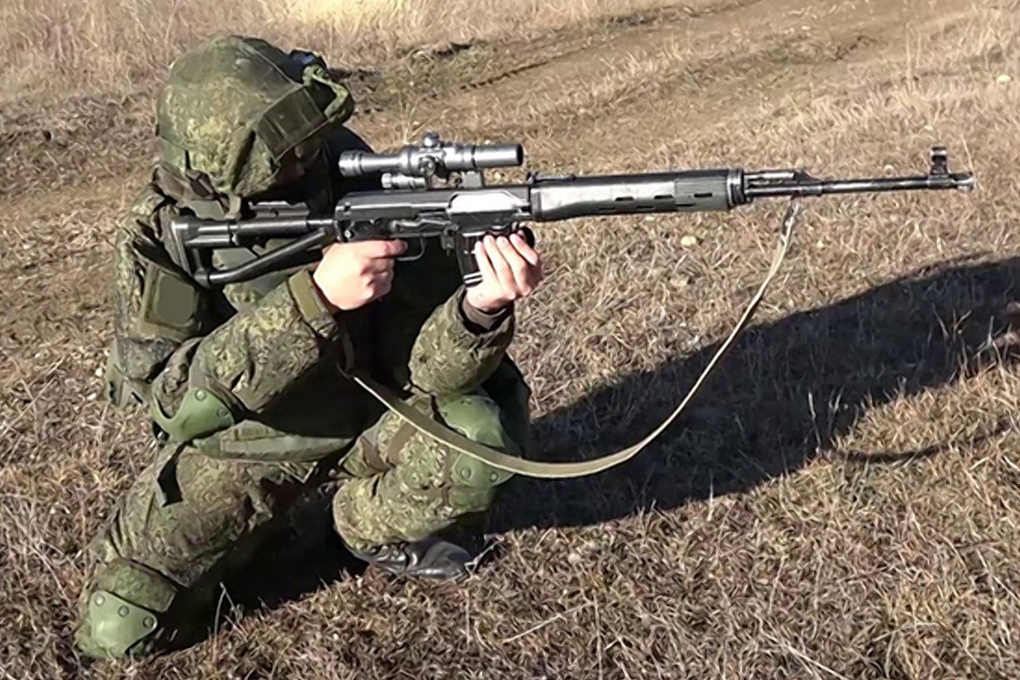 Рубеж мк 1. Снайперская винтовка Чукавина. Снайперские винтовки на Донбассе. Солдат с СВД снайпер. Снайперские винтовки спецназа.