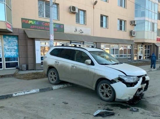 В Южно-Сахалинске возле ГИБДД на скорости протаранили припаркованное авто