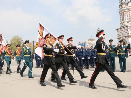 Армейский парад 9 мая в Омске власти запланировали вживую, а «Бессмертный полк» - онлайн