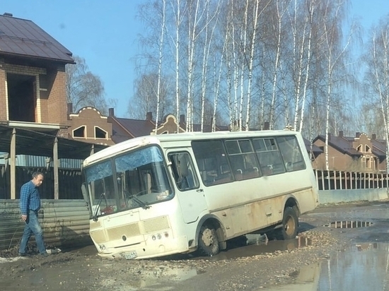 Весенние новости: в Костроме за один день две машины утонули в одной луже