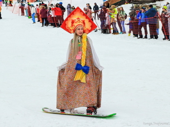 В праздничной экипировке на лыжах и в воду – суть зрелищного мероприятия «Аква-шоу «Север на волне!»