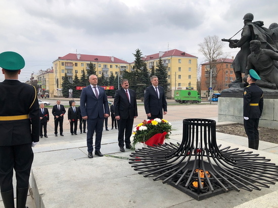 Гости из Белоруссии возложили цветы на площади Партизан в Брянске