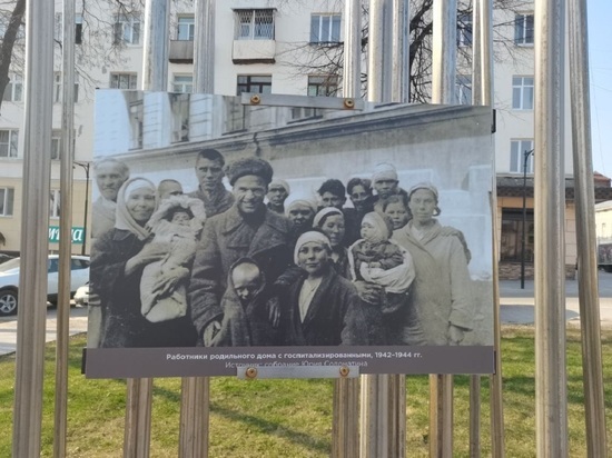 Уличную выставку о войне монтируют в Серпухове