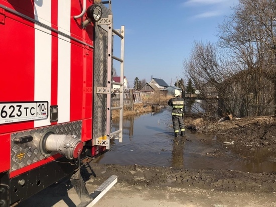 Пожарные откачали воду с залитой улицы в посёлке Карелии